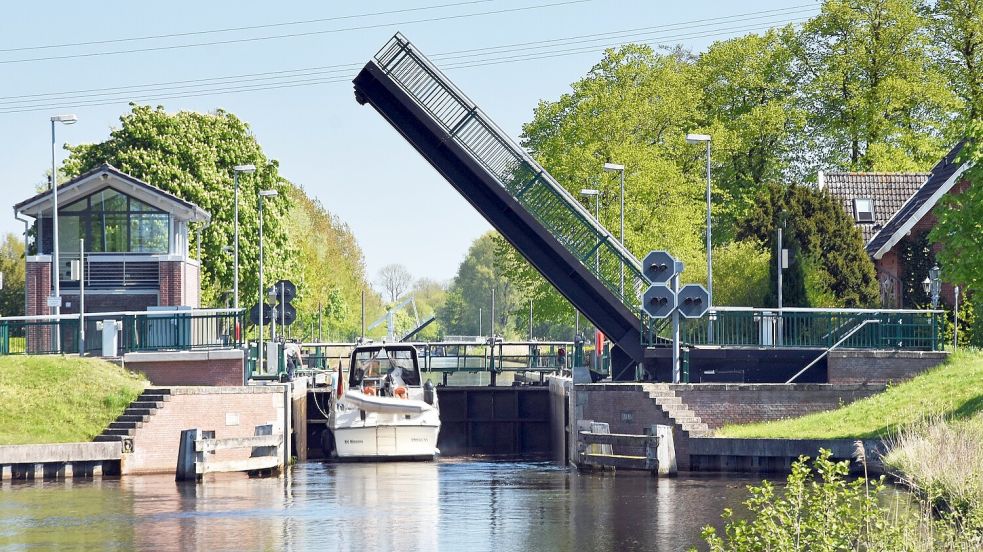 Ein Schiff fährt in die Schleuse am Kukelorum in Rahe ein.Foto: NLWKN