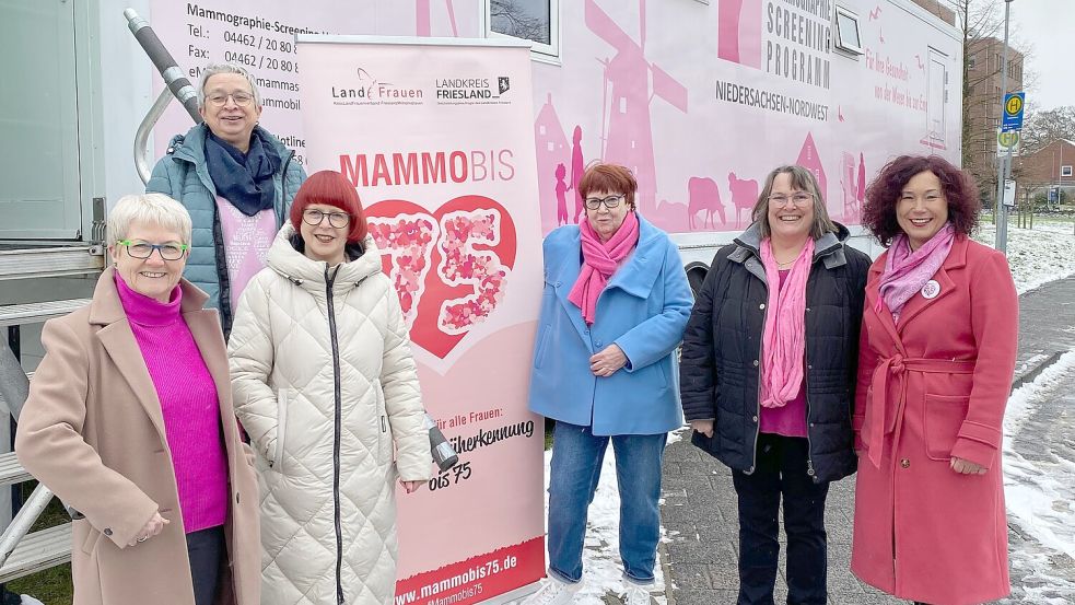 Die Auricher Ratsfrauen Antje Harms (SPD, von links), Almut Kahmann (SPD), Erika Biermann (SPD), Ingeborg Hartmann-Seibt (SPD) und Dore Löschen (AWG) beim Mammobil in Aurich zusammen mit Birgitt Kampen-Neumann vom Mammographie-Screening Niedersachsen-Nordwest. Foto: Privat