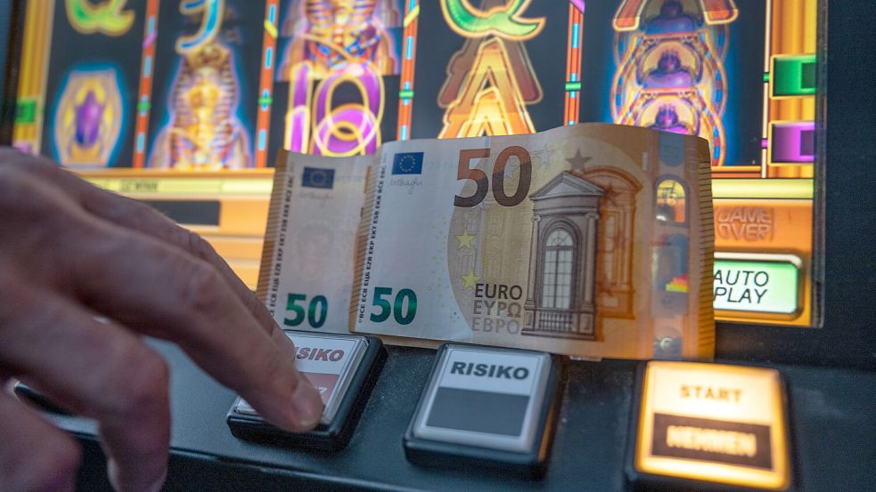 Die Bremer Polizei hat am Samstag zusammen mit dem Ordnungsamt einen Treffpunkt unter anderem für unerlaubte Sportwetten hochgenommen. Foto: Bernd Thissen / dpa