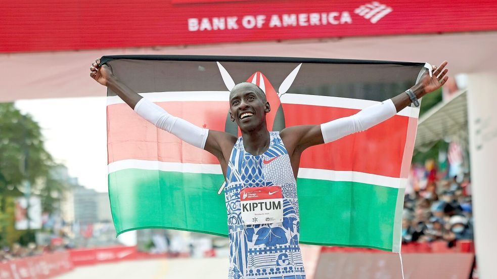Kelvin Kiptum aus Kenia feierte seinen Weltrekordsieg beim Chicago-Marathon. Foto: Eileen T. Meslar/Chicago Tribune via AP/dpa