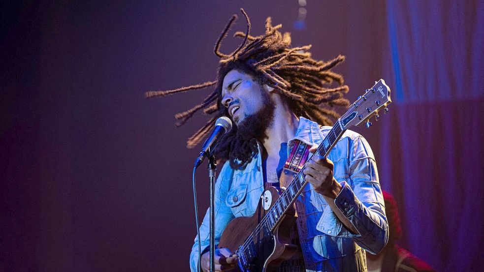 Kingsley Ben-Adir als Bob Marley in einer Szene des Films „Bob Marley: One Love“ Foto: Chiabella James/Paramount Pictures Germany/dpa