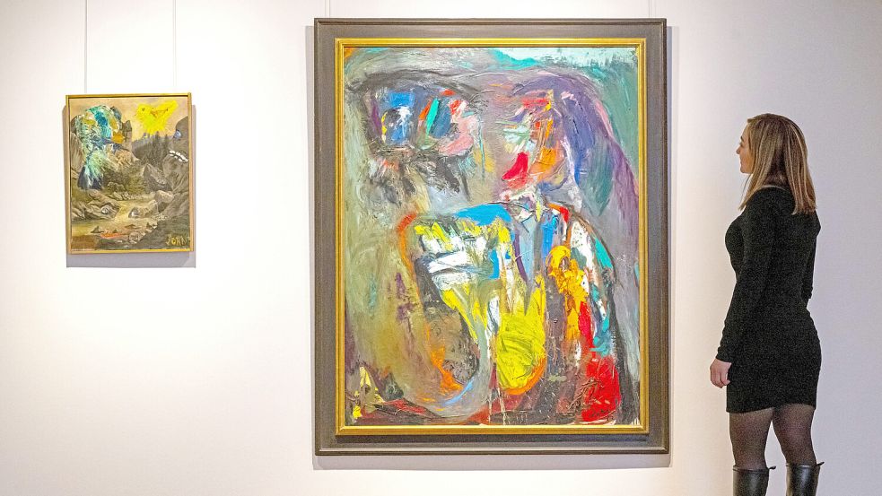 Farbkräftige Werke wie „Huckepack Depp“ von Asger Jorn sind der Teil der neuen Ausstellung „Bilder wie Energiemaschinen. Otto van de Loo zum Hundertsten“ in der Kunsthalle Emden. Foto: DPA