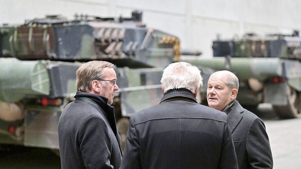 Kanzler Olaf Scholz (r.), Verteidigungsminister Boris Pistorius (l.) und Rheinmetall-Chef Armin Papperger. Foto: Philipp Schulze/dpa