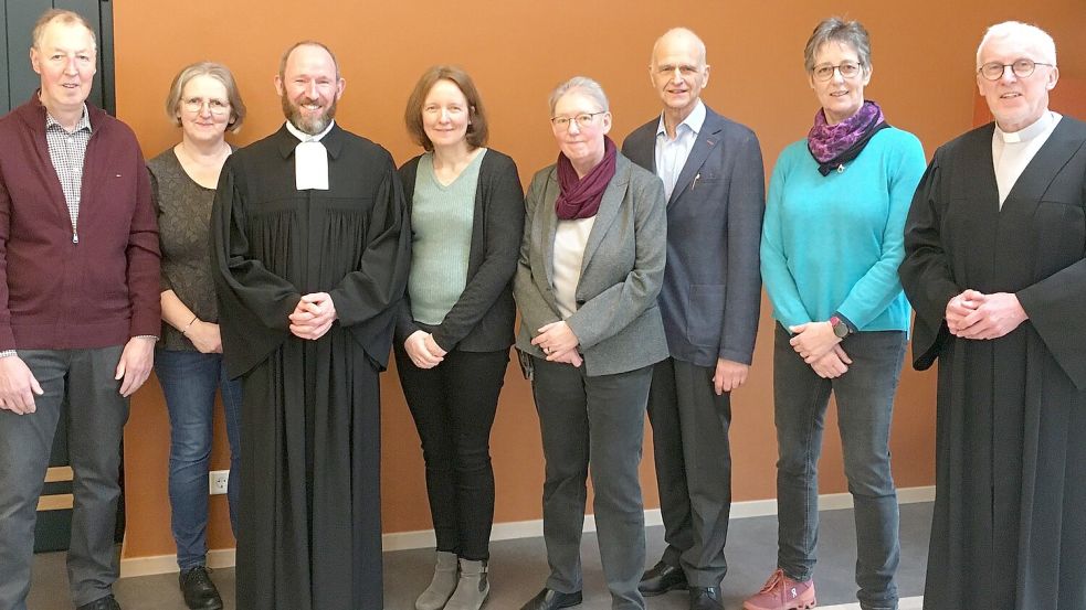 Pastor Klemens Niemann (Dritter von links) gemeinsam mit Prädikant Johann Barkhoff (rechts) und den Kirchenvorstandsmitgliedern Gerhard Evers (von links), Monika Müller-Fromm, Maike Janssen, Johanne Dannholz, Peter Grünefeld und Maren Wilbert. Foto: privat