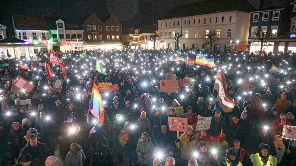 Mit Demonstrationen gegen Rechtsextremismus wie am 30. Januar in Aurich erklären sich die Brookmerlander Politiker solidarisch. Foto: Romuald Banik
