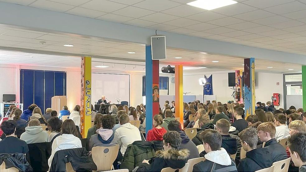Neben den Angeboten des pädagogischen Arbeitskreises der Gedenkstätte spricht der Zeitzeuge und frühere Vorsitzende des Gedenkvereins Carl Osterwald weiterhin mit Schülern, hier im Januar 2024 am Johannes-Althusius-Gymnasium Emden. Foto: Johannes-Althusius-Gymnasium