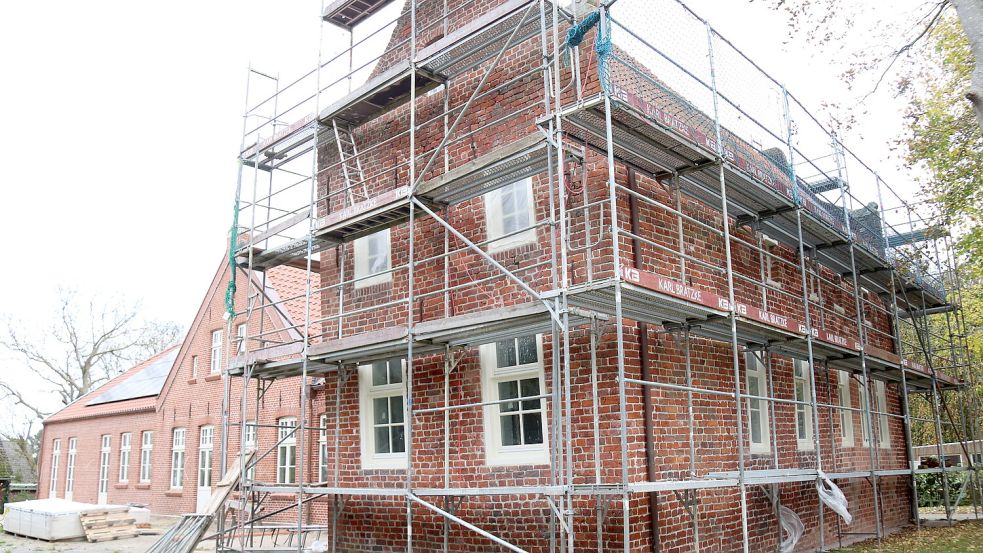 Die neue Ausstellung wird im Steinhaus in Engerhafe sowie in einem Teil des ersten Stockwerks des Gemeindehauses der Kirchengemeinde aufgebaut. Hier eine Aufnahme aus dem Herbst 2023. Foto: Karin Böhmer