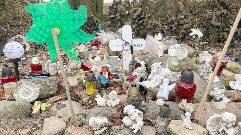 Engelsfiguren und Erinnerungsstücke stehen nahe der Stelle, wo Joel am 14. September 2023 mit Stichverletzungen gefunden wurde. Foto: Christian Johner/dpa