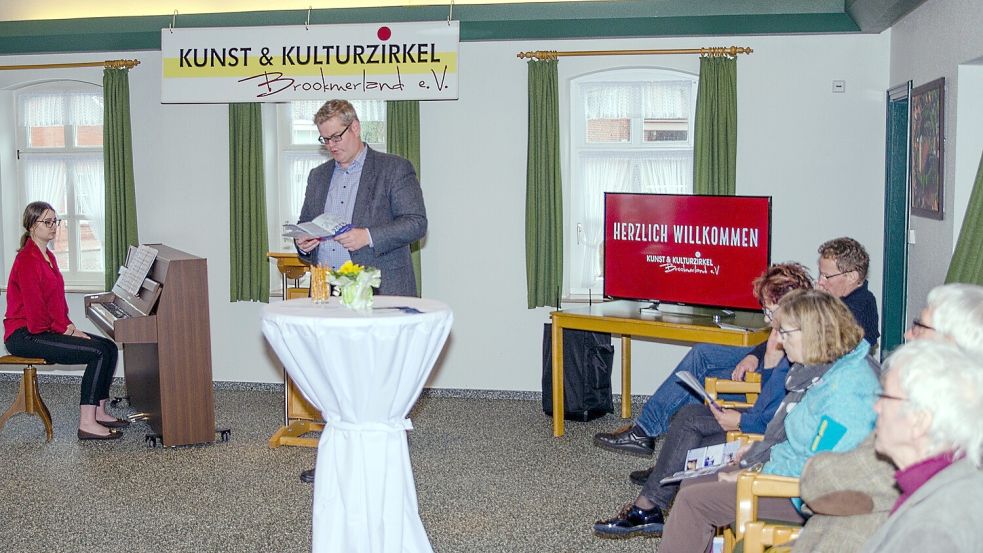 Dritter Vorsitzender Holger Kleen stellt ein Jahresprogramm des Kunst- und Kulturzirkels vor. Ein Bild, das es so künftig nicht mehr geben wird. Foto: Folkert Bents