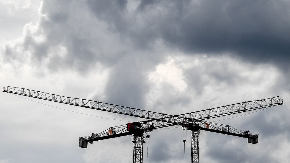 Über der deutschen Wirtschaft hängen einer Umfrage zufolge zunehmend dunkle Wolken. Foto: dpa/Britta Pedersen