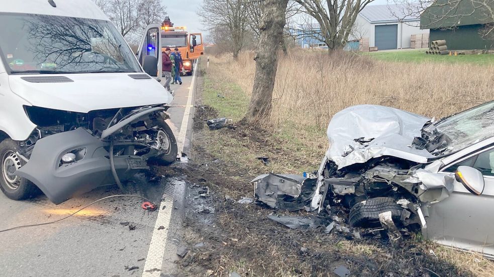 Bei einem Frontalzusammenstoß wurden drei Menschen schwer verletzt. Foto: Aiko Recke