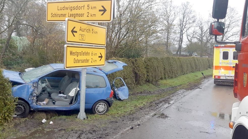 Das Auto kam von der Fahrbahn ab. Foto: Feuerwehr/Jannick Leerhoff