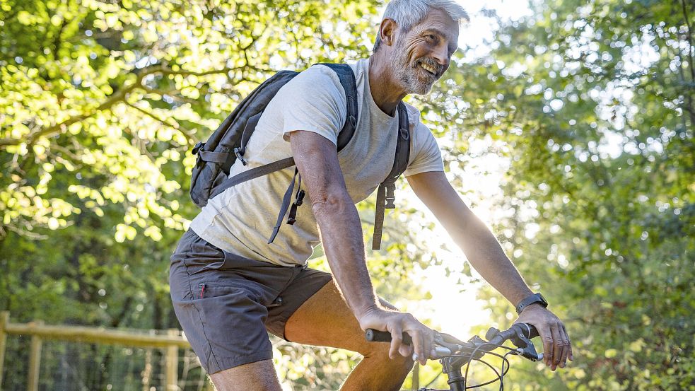 Es muss nicht immer Extremsport sein: Bereits leichte Aktivitäten wie das Fahrradfahren könnte laut einer Studie helfen, das Risiko einer Prostatakrebserkrankung zu senken. Foto: IMAGO/Fréderic Cirou