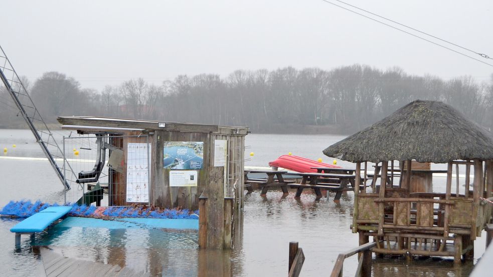 Teilweise schwimmend und zum größten Teil unter Wasser: Der Steg der Wakeboardanlage soll dieses Jahr erneuert werden. Foto: Lasse Paulsen