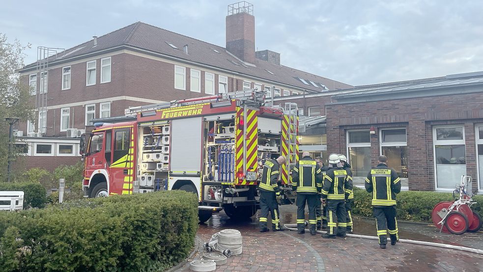 Der Brand in einem Patientenzimmer sorgte am 29. Oktober 2022 für einen Großeinsatz in der UEK Norden. Foto: Feuerwehr