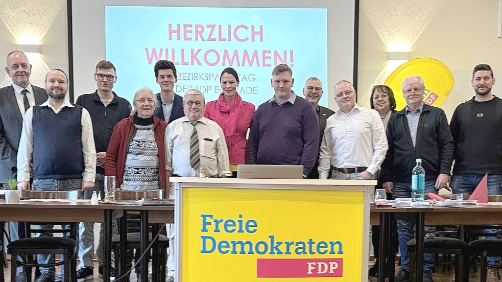 Der neue FDP-Bezirksvorstand Ems-Jade mit (von links) Stephan Bünting, Robert Wegener, Jannes Goldenstein-Schwitters, Hermine Valentin-Fischer, Moritz Cvoro, Wolfgang Sievers, Sarah Buss, Hendrik Hartmann, Carl-Friedrich Brüggemann, Albert Ammermann, Hillgriet Eilers, Helge Franzisky und Steffen Oesterlen.Foto: privat