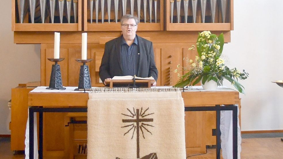 Hermann Reimer, wie man ihn kennt: In 35 Jahren hat er tausende Male am Altar in der Christus-Kirche Spetzerfehn gestanden. Foto: Gerd-Arnold Ubben