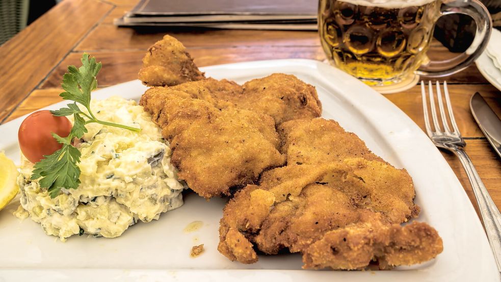 Geradezu klassisch - Fleisch und Sättigungsbeilage: Wiener Schnitzel mit Kartoffelsalat. Foto: IMAGO/Zoonar
