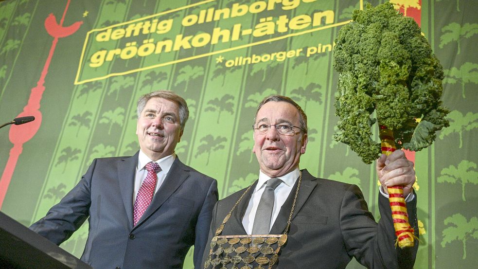 Der neue Grünkohlkönig Boris Pistorius (r.) und Jürgen Krogmann, Oberbürgermeister der Stadt Oldenburg, beim „Defftig Ollnborger Gröönkohl-Äten“. Foto: dpa/Jens Kalaene