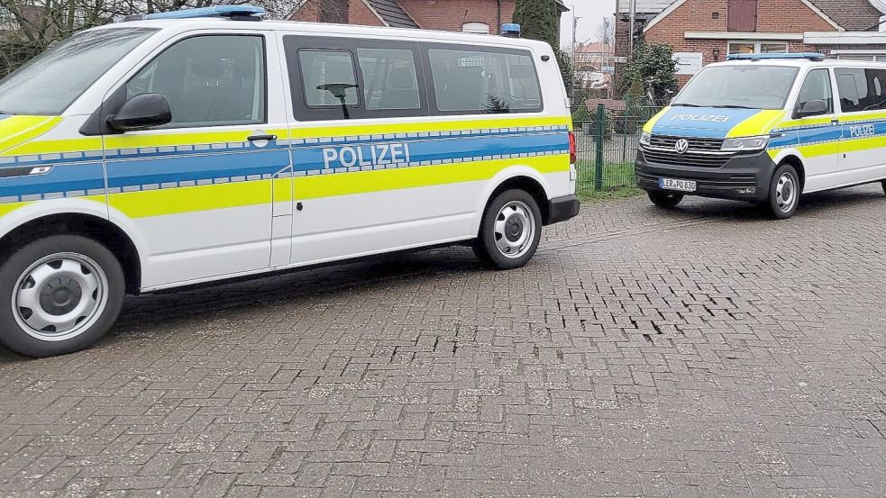 Mehrere Streifenwagenbesatzungen sind am Morgen zur Ecke Rhauderwieke/ Neuer Weg in Rhauderfehn ausgerückt. Foto: Meyerhoff