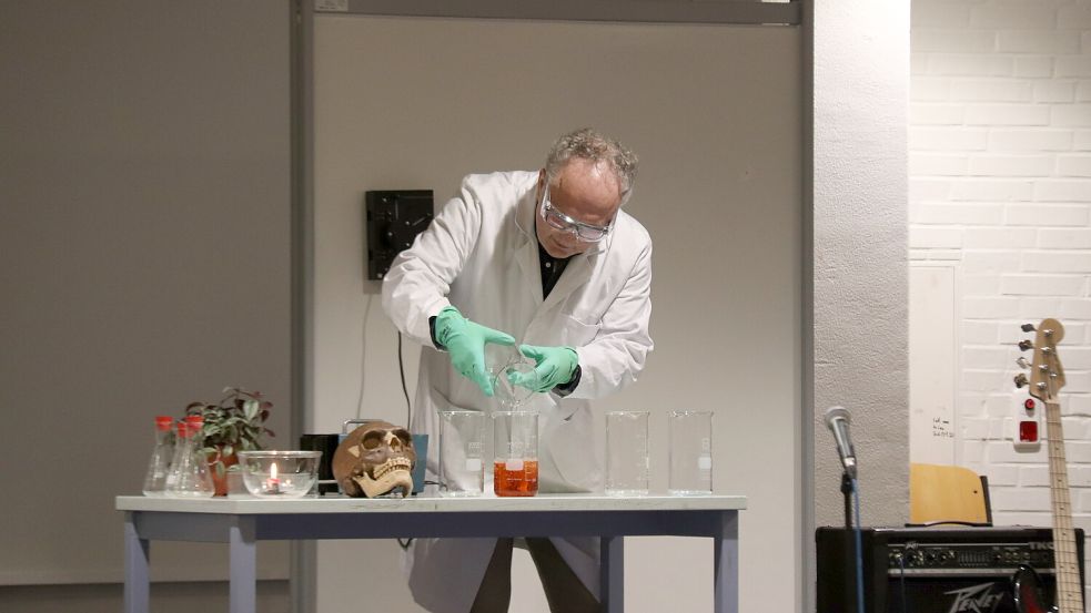 Der Fachbereich Naturwissenschaften verwandelte klares Wasser in rotes. Foto: Karin Böhmer