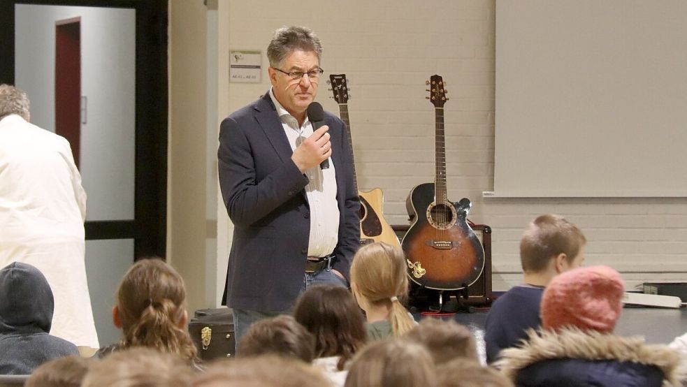 Schulleiter Kai-Dieter Hoop begrüßte die Schüler und erläuterte das IGS-Angebot. Foto: Karin Böhmer