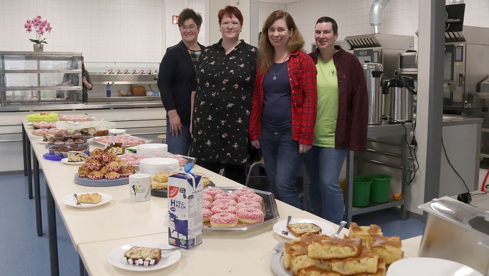 Während die Schüler ihre drei Stationen besuchten, konnten die Eltern sich am Buffet bedienen, mit dem der Förderverein sich und sein Wirken vorstellte. Die Eltern konnten in der Mensa auch Fragen zur Schule stellen. Foto: Karin Böhmer