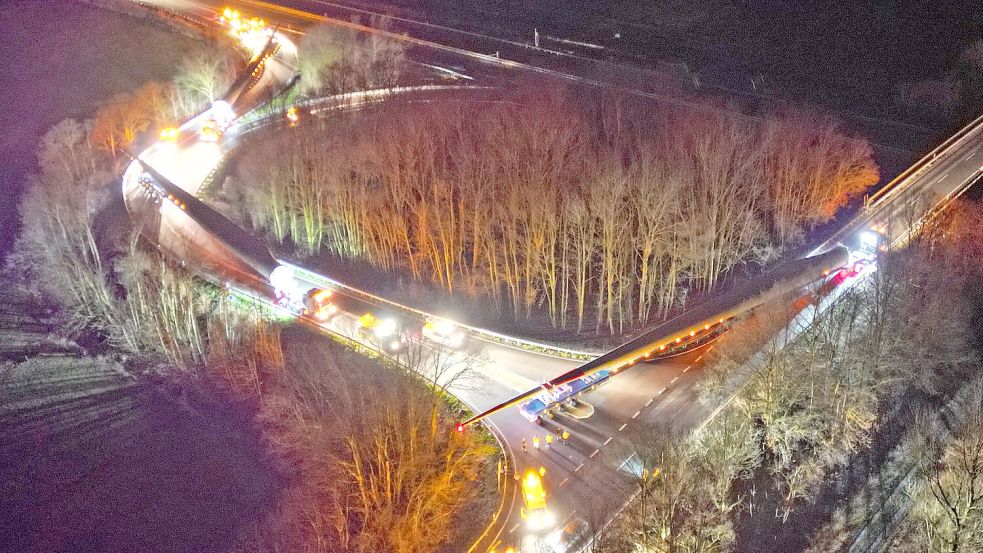 Spektakulär: Riesige Rotorblätter werden über die Autobahnabfahrt Riepe bugsiert. Foto: privat