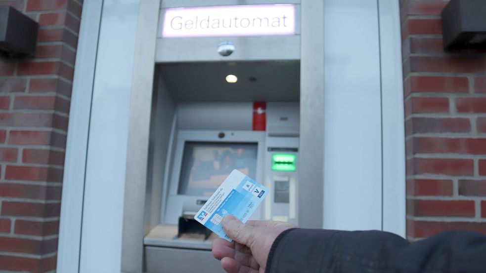 Geld erhalten RVB-Kunden nicht mehr nur an den Automaten der Bank. Foto: Stephan Schmidt