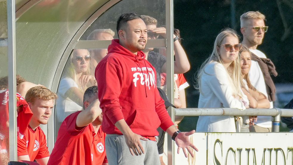 In seiner ersten Saison als Trainer beim SV Großefehn führte Bi Le Tran die Fehntjer zur Vizemeisterschaft in der Fußballbezirksliga. In der laufenden Serie rangiert der SVG auf Rang vier. Foto: Helmut Vortanz