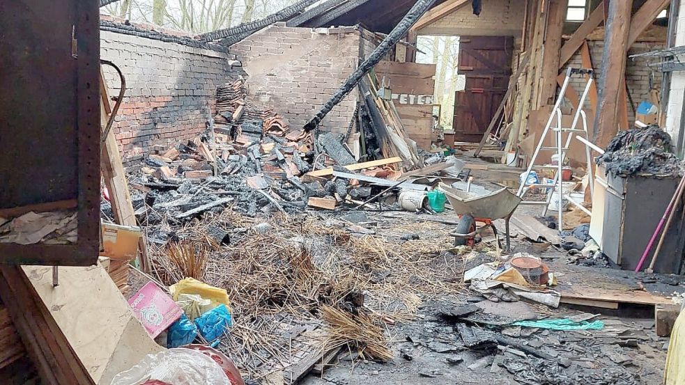 Bei Bränden entstehen Dämpfe aus verschiedensten Materialien sowie Ruß. So sah es nach den Löscharbeiten in einer Scheune in Münkeboe aus. Foto: privat