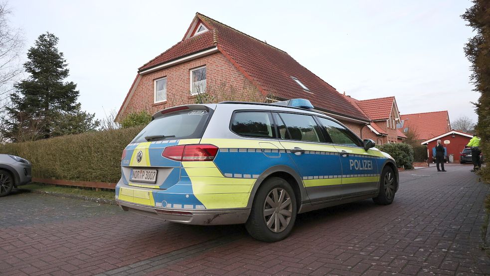 Die Polizei war am Freitagmorgen noch am Haus in der Wohnsiedlung in Tidofeld im Einsatz. Am oder im Haus soll ein Sohn seine Mutter umgebracht haben. Foto: Hock