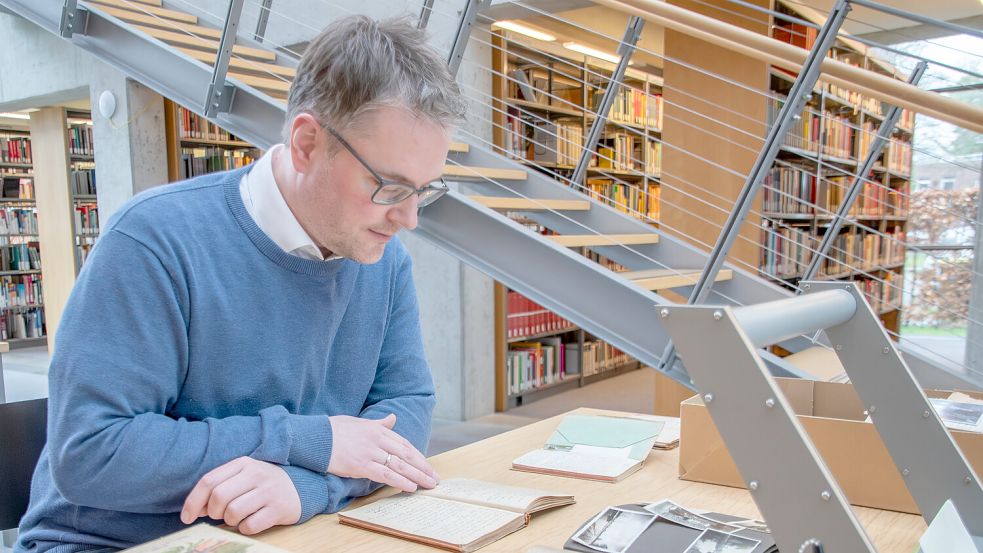 Der Leiter der Landschaftsbibliothek, Dr. Heiko Suhr, begutachtet den Nachlass von Martha Köppen-Bode. Foto: Ostfriesische Landschaft