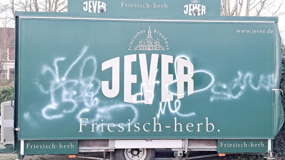 Ein Bierwagen des Landgasthofs „Hotel Zur Waage“ wurde mit weißer Farbe besprüht. Foto: privat