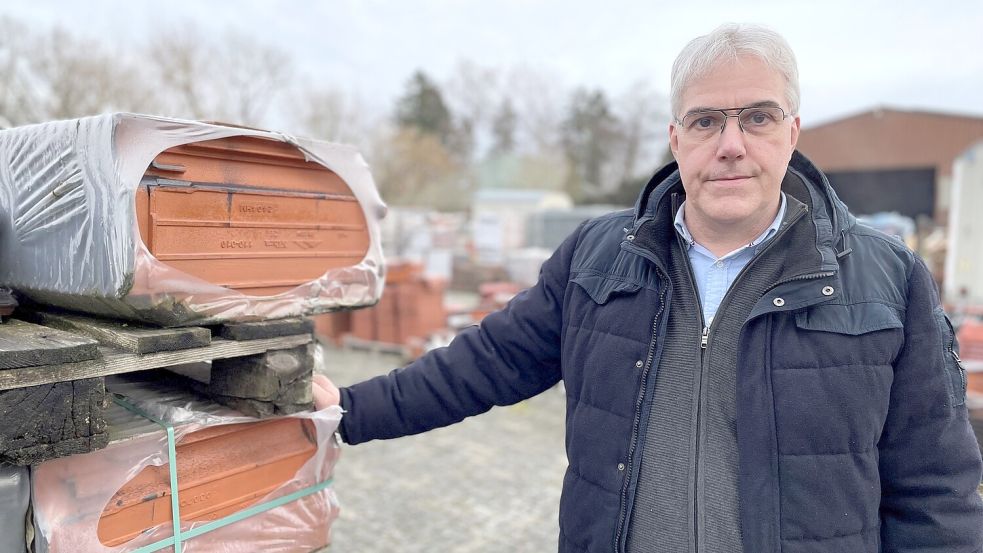 Innungs-Obermeister Uwe Tellkamp sieht die Bau-Branche in Schwierigkeiten: Es fehlt massiv an neuen Aufträgen. Foto: Janßen
