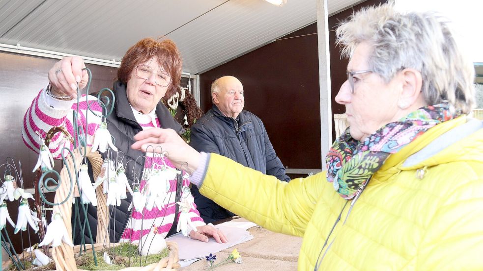 Ursel (links) und Friedrich Gernhoff hatten diesmal auch große Keramikschneeglöckchen im Angebot. Foto: Karin Böhmer