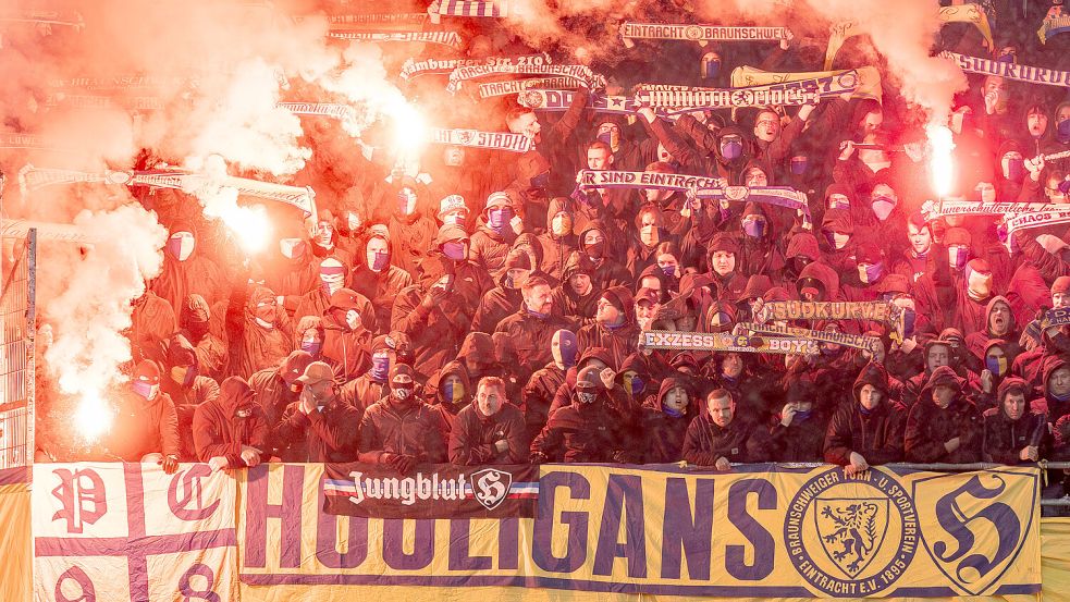 Braunschweigs Fans brennen im Stadion von Hannover Pyrotechnik ab. Die niedersächsische Landespolitik will gemeinsam mit den Fußball-Clubs Stadiongewalt bekämpfen. Foto: dpa/Axel Heimken