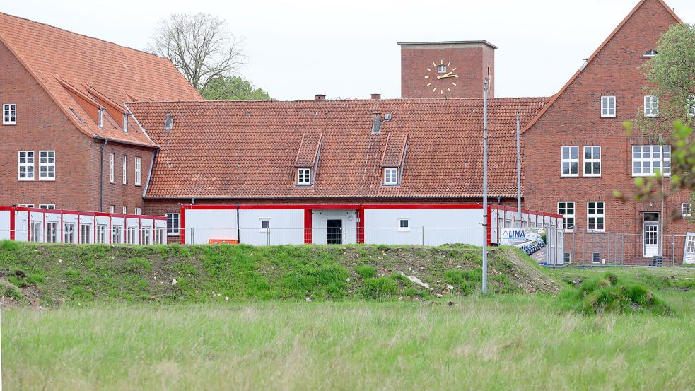 Neben einigen Gebäuden, die zu Sammelunterkünften umgebaut wurden, sind auf dem Kasernengelände auch zwei Containerdörfer errichtet worden. Foto: Romuald Banik