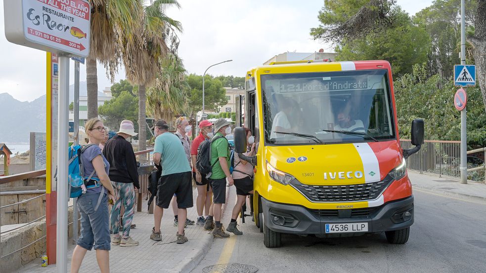 Touristen an einer Bushaltestelle auf Mallorca: Für Urlauber gilt das Null-Euro-Ticket nicht. Foto: imago/Schöning