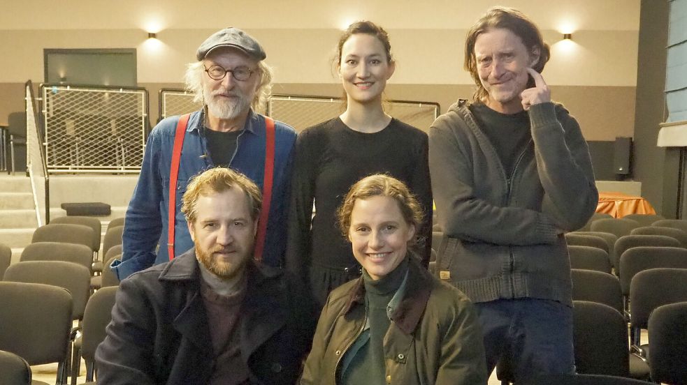 Tom Radisch (unten links), Picco von Groote, Klaus-Peter Wolf, Agnes Kiyomi Decker und Produzent Martin Lehwald arbeiten derzeit an zwei neuen Krimis. Foto: Weiden