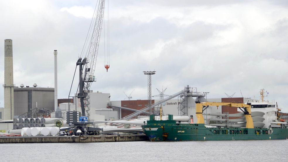 Symbol für die wirtschaftliche Bedeutung der Energiewende: Umschlag von Windrädern am Nordkai im Emder Hafen. Im Hintergrund das Emder Kraftwerk.Foto: Aiko Recke