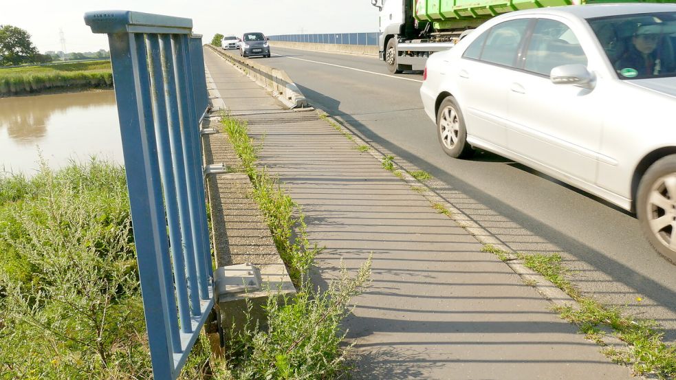 Die Ledabrücke bei Leer, hier eine undatierte Aufnahme, ist marode. Um das Bauwerk zu schonen und möglichst lange für den Verkehr frei zu halten, wird der Schwerlastverkehr von dort verbannt. Foto: Elke Wieking