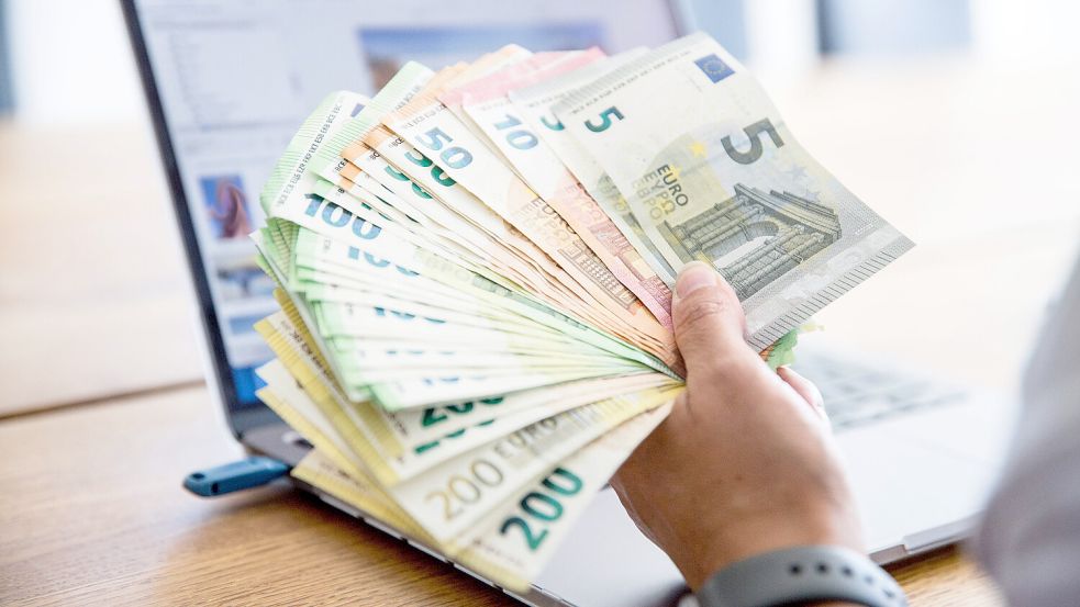 Wer über das Internet nach einem Festgeld-Anbieter sucht, kann leicht Opfer von Betrügern werden und viel Geld verlieren. Foto: IMAGO images/Fotostand/K. Schmitt