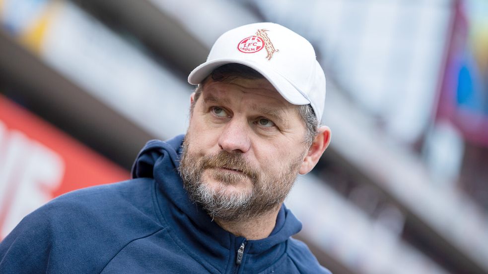 Steffen Baumgart ist der neue Trainer beim HSV - doch macht mit seinem ersten Foto für den Verein keinen glücklichen Eindruck. Foto: dpa/Rolf Vennenbernd