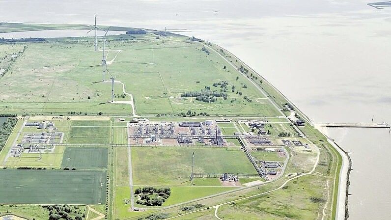 Blick auf den Rysumer Nacken mit der Gasstation und dem Anleger (im Vordergrund). Im Hintergrund sind einzelne Windkraftanlagen und das Siel an der Knock zu sehen. Foto: N-Ports