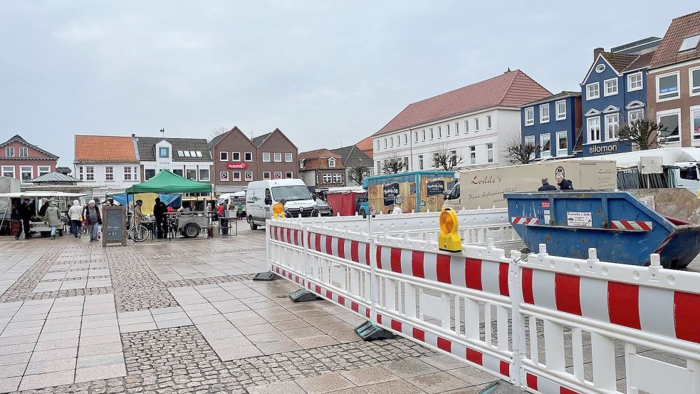 Die Arbeiten an der Markthalle machen eine Baustelleneinzäunung erforderlich. Fotos: Boschbach