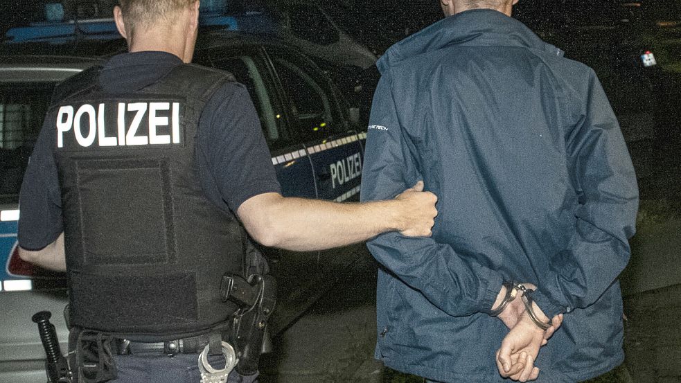 Ähnlich wie in diesem Symbolbild wurde der Mann kurz nach der Tat von der Polizei verhaftet. Foto: Paul Zinken/DPA