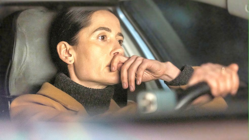 Die Psychologin Lydia (Anastasia Karpenko) beschließt nach Kriegsbeginn in der Ukraine zu bleiben, um als Fahrerin Menschen zu helfen. Foto: ZDF/Roman Lisovsky