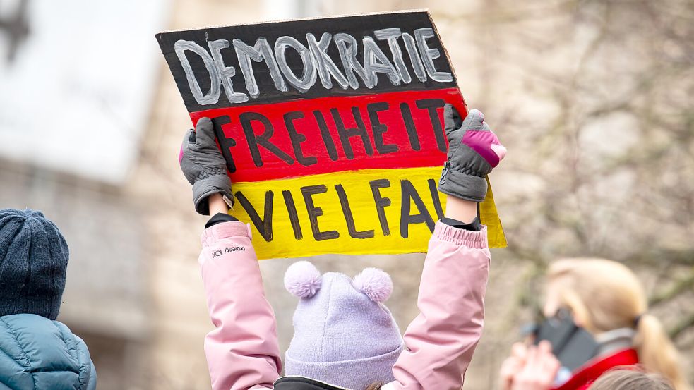 Viele Menschen haben in den vergangenen Wochen gegen den Rechtsruck demonstiert. Nun setzt auch der Sport in Niedersachsen ein Zeichen.Foto: DPA