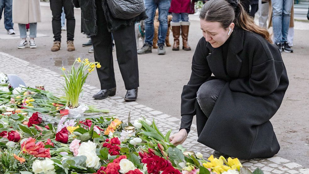 Vor der russischen Botschaft in Berlin gedenken Menschen des toten Putin-Kritikers Alexej Nawalny. Foto: IMAGO/ZUMA Wire